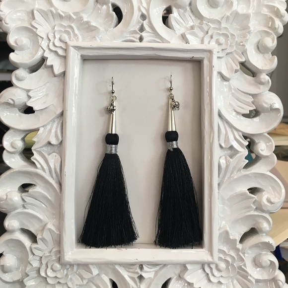 Silk tassel earrings in black