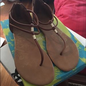 Gladiator sandals. 🏵