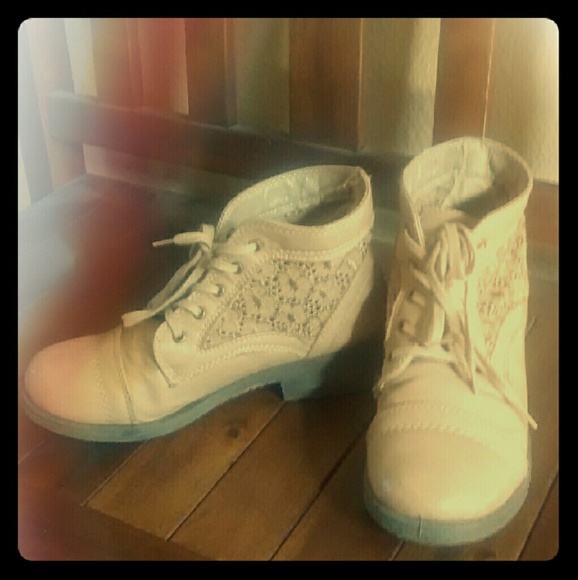 Lace detail Boot