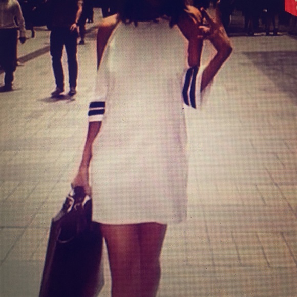 White, cold shoulder dress🏝