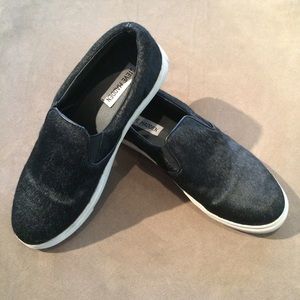 Steve Madden Black Pony Eccentric Flat Sneaker 7.5