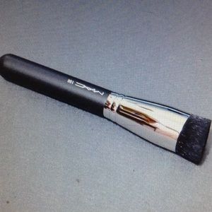 Mac # 196 slanted flat top foundation brush