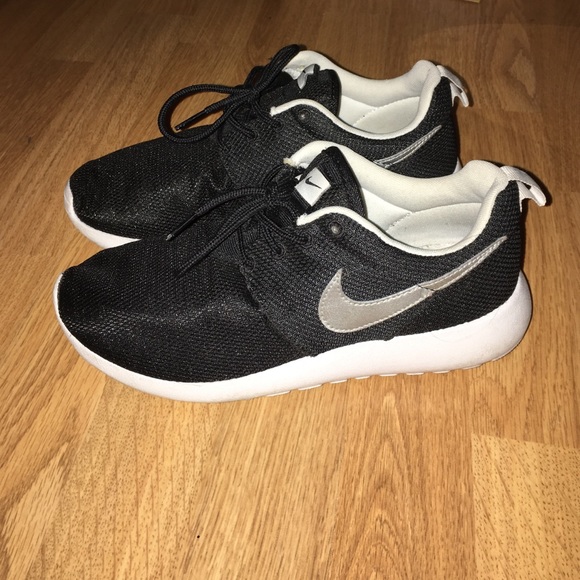 Nike Shoes - Black Nike Roshes