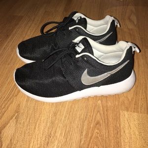 Black Nike Roshes