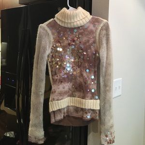 Turtle neck sweat with large sequins on the front