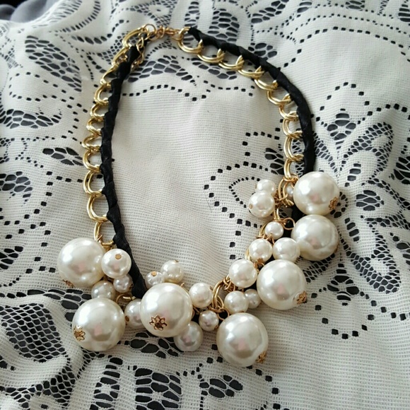 Pearl collar necklace