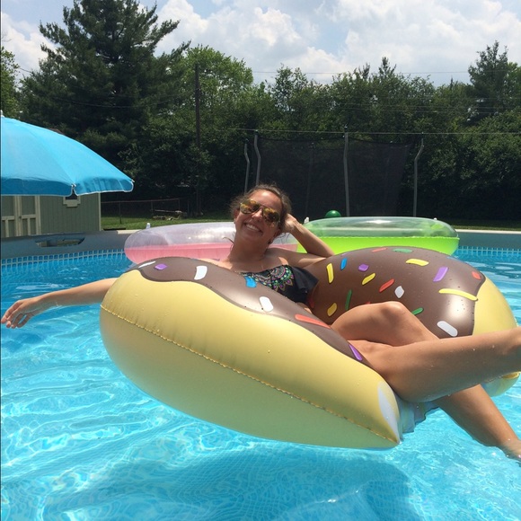 Meet your Posher, Samantha 💕 - Picture 2 of 4