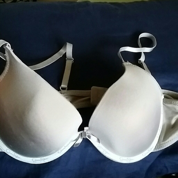 Jessica Simpson bra