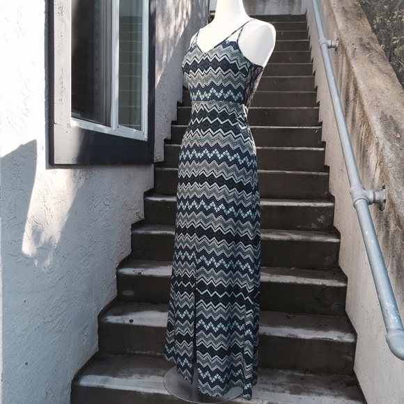 En creme Dresses & Skirts - En Creme Maxi Dress Lace High Slit