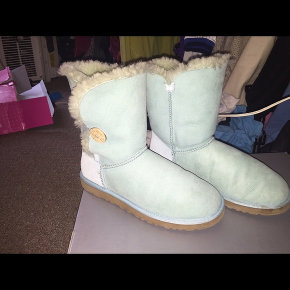 Baby blue Bailey button Uggs - Picture 1 of 4
