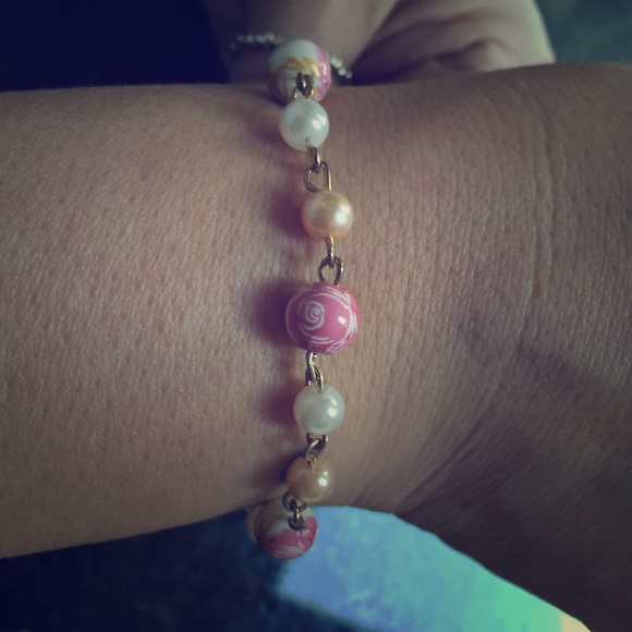 Bracelet with flower Victorian look gold accents