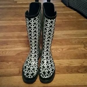 Peace sign rainboots