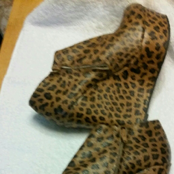 Cheetah print booties - Picture 2 of 2