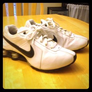 Men's 8.5 White and black nike shox