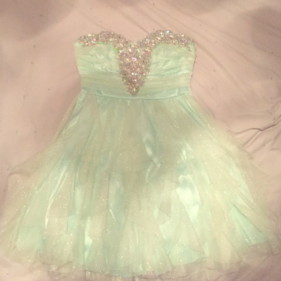 Mint green sweetheart homecoming dress!