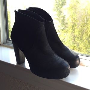 Steve Madden black booties!