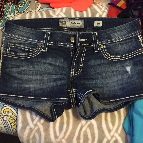 Jean shorts. Dark washed.
