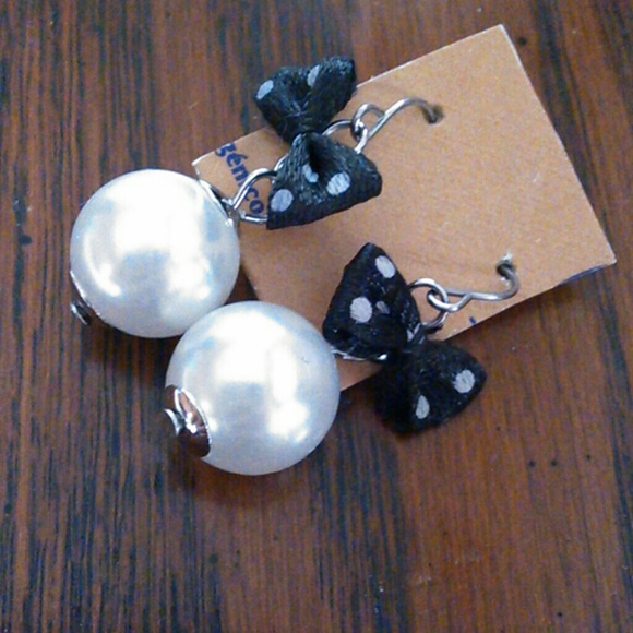 beautiful white pearls with polka dot bows