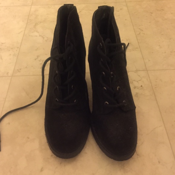 Lace-up faux leather/suede booties sz 6 in black