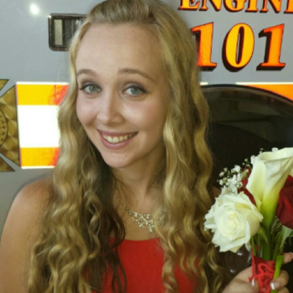 Meet your Posher, Hannah - Picture 2 of 3