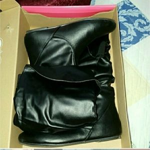 BLACK BOOTS WORN TWICE