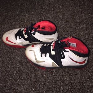 Lebron basketball shoes