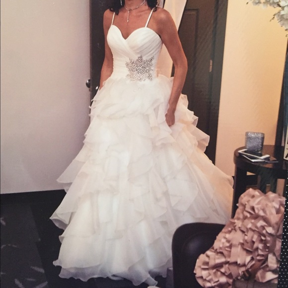 Gorgeous Off-White Ruffled Wedding Dress