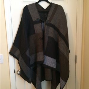 Steve Madden NWT toggle close ruana (blanket coat)