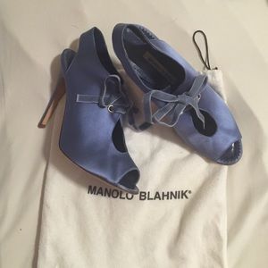 🎉Host Pick🎉 Manolo Blahnik blue satin heels