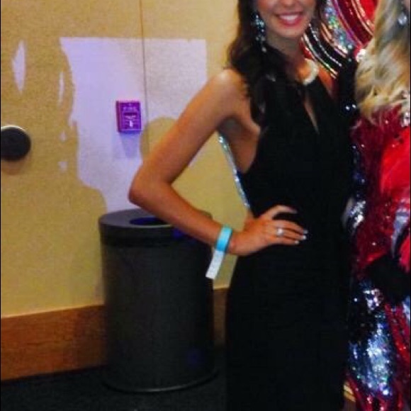 Size xs but fits 0-2 black formal gown