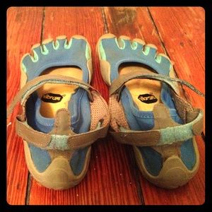 Womens size 40 Vibram fivefingers