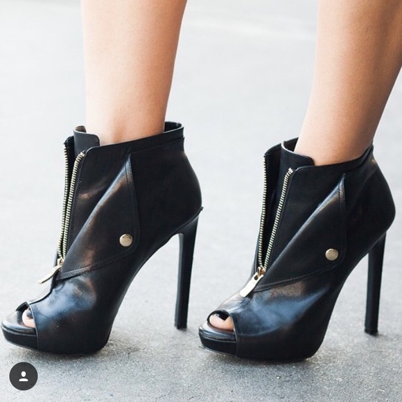 Host Pick 🎉 Black BCBG Zip-up booties - Picture 1 of 3