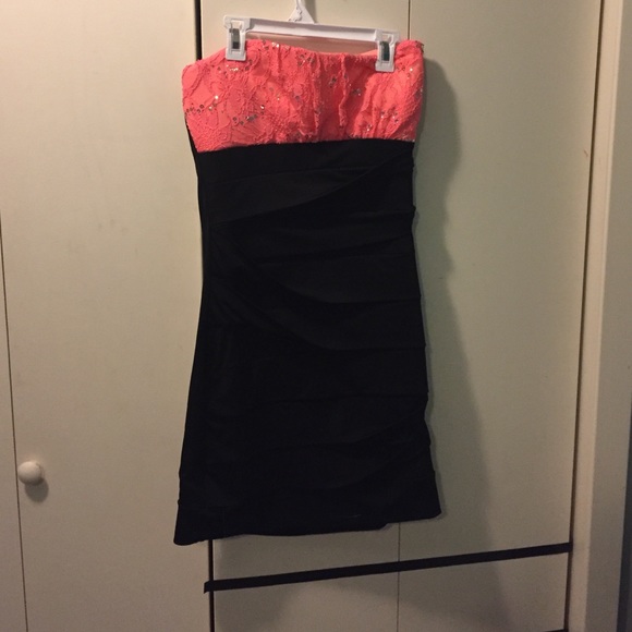 Black and coral dress - Picture 3 of 3