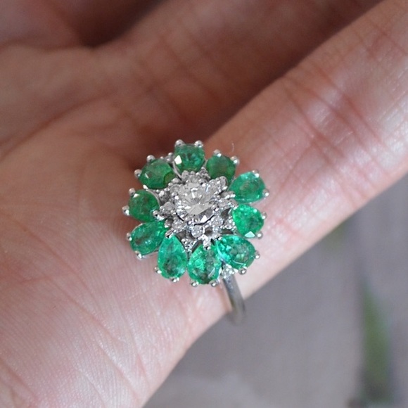 Diamond / emerald flower engagement ring 18k white - Picture 1 of 4