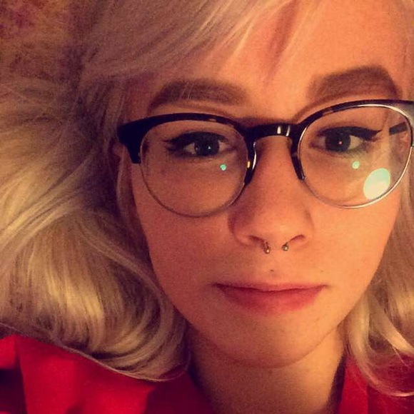 Meet your Posher, Kelsey - Picture 2 of 2