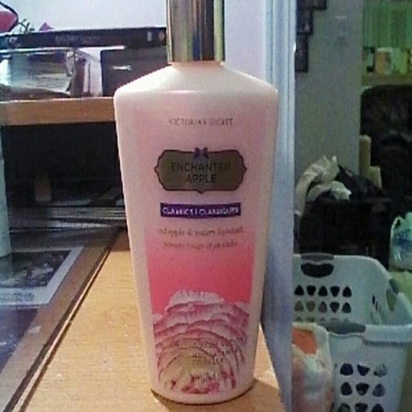 NWT VS enchanted apple hydrating body lotion