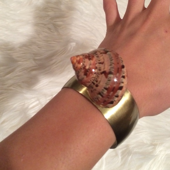 Shell cuff bracelet - Picture 2 of 3