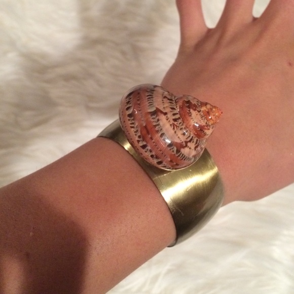 Shell cuff bracelet - Picture 3 of 3