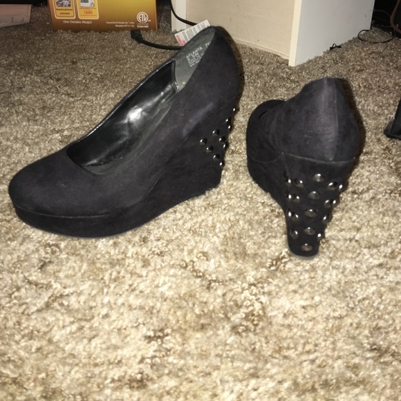 Black Wedges