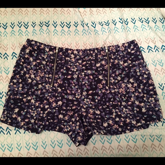 High-waisted floral shorts