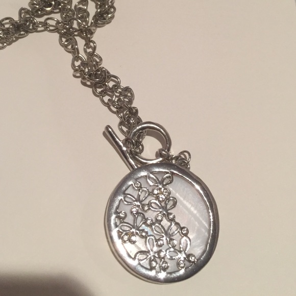 White circle flower necklace