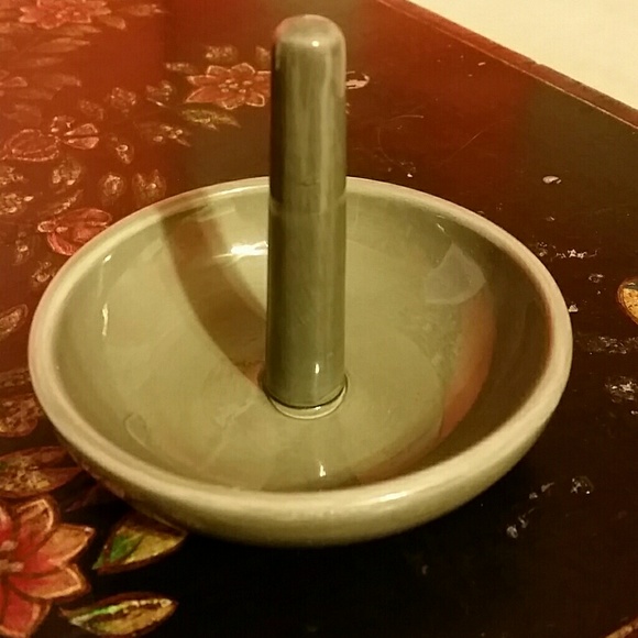 Ceramic ring holder