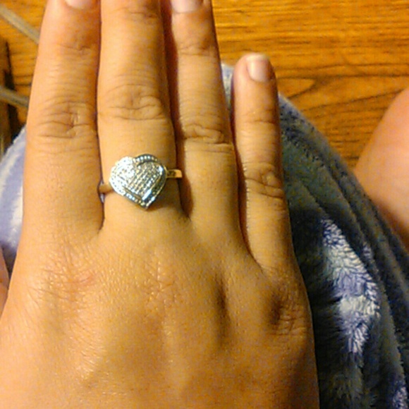 10kt gold diamond heart ring