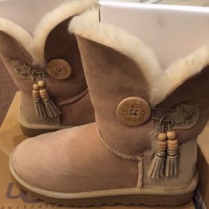 Tan Bailey Uggs only worn once!!!!