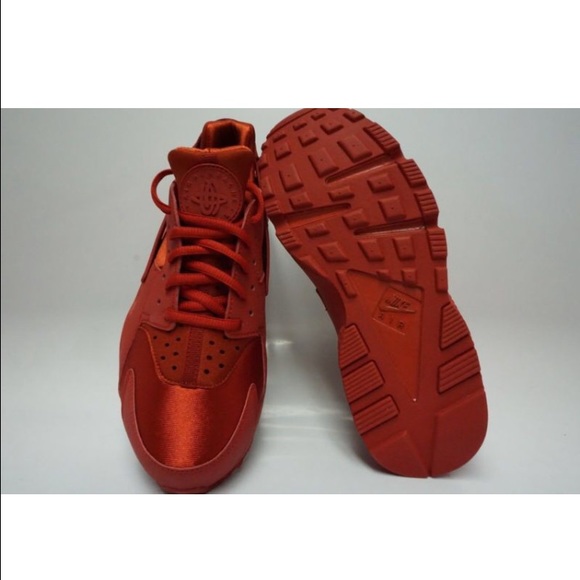 NIKE HUARACHES