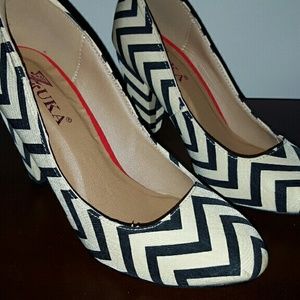 New with box  Chevron pattern pumps