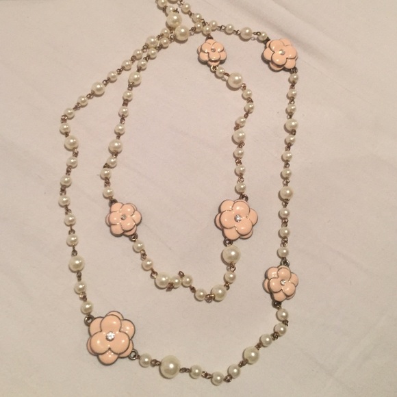 Flower pearl necklace