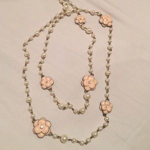 Flower pearl necklace