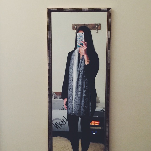 🚫Sold🚫🐘Polyester Scarf - Picture 2 of 2