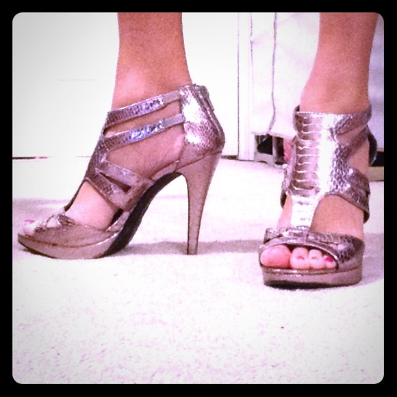 ‼️CLEARANCE‼️Sexy "snakeskin" metallic heels